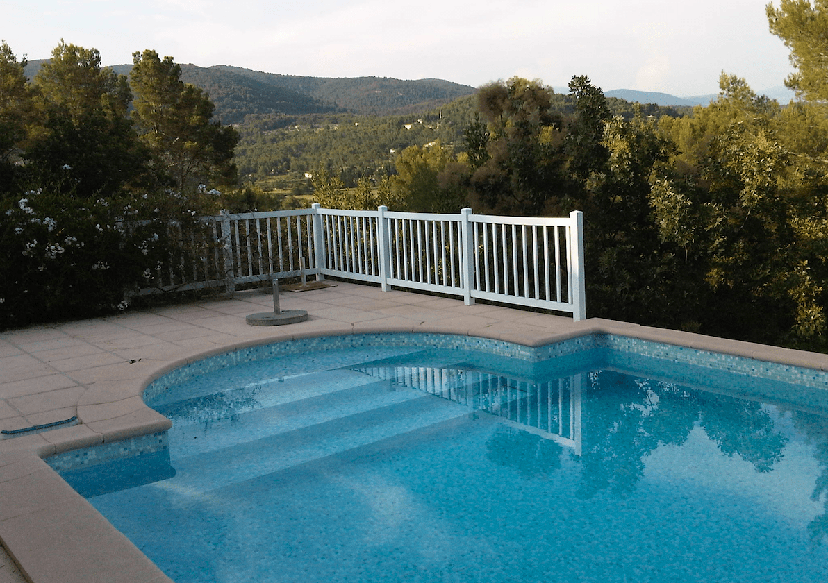 Een zwembad je tuin, wat kost dat, hoe werkt dat? Kijk, Zuid-Frankrijk!