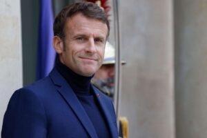 Macron met coltrui