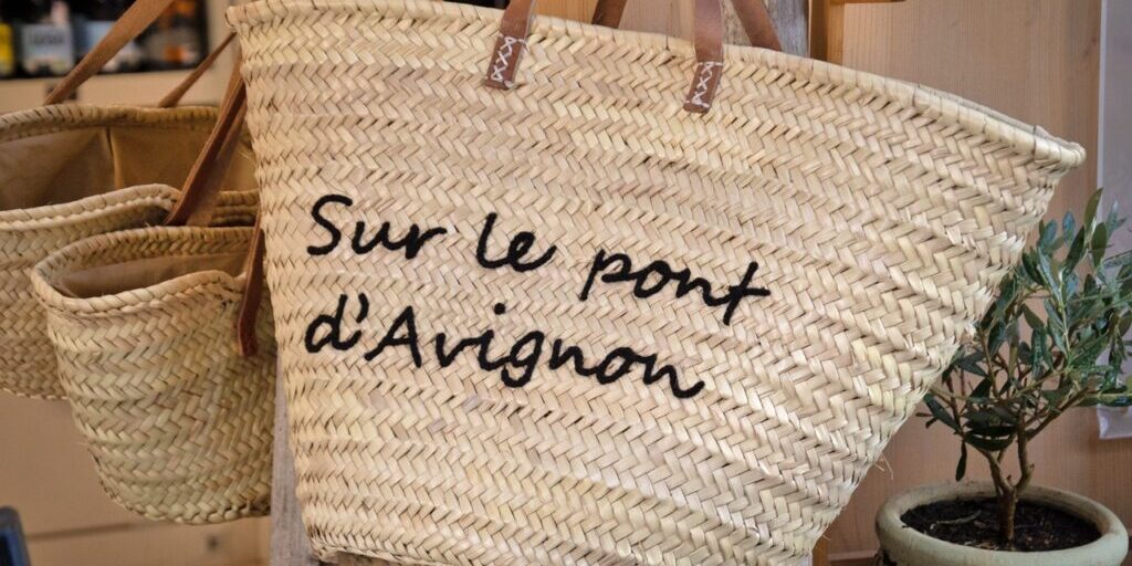 panier avec écrit dessus en français "sur le pont d'Avignon"