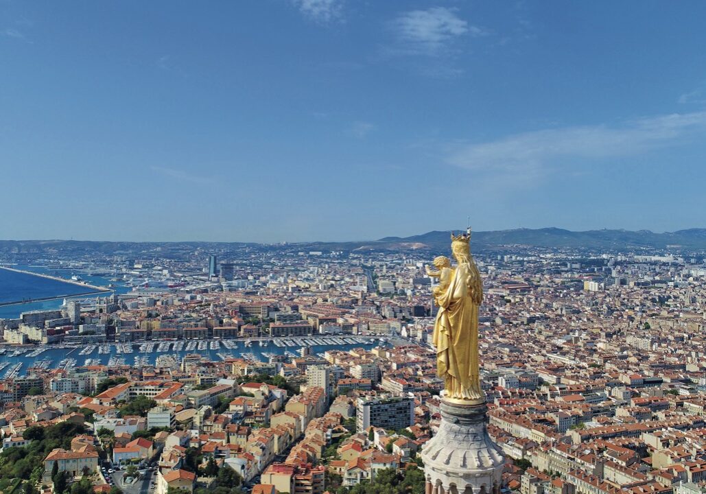 Vue aérienne sur Marseille et le vieux port, depuis Notre Dame de la Garde