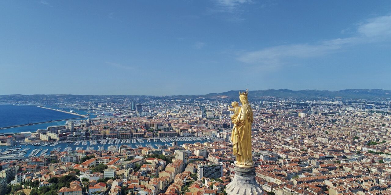 Vue aérienne sur Marseille et le vieux port, depuis Notre Dame de la Garde