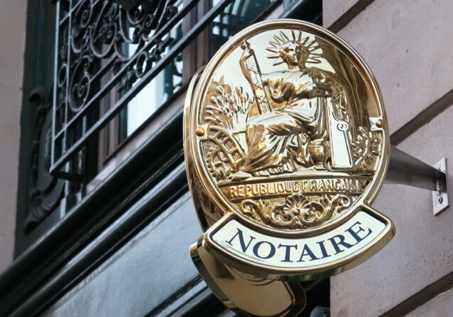 Plaque dorée d'un office notarial français, enseigne d'une étude de notaire à Paris (France)