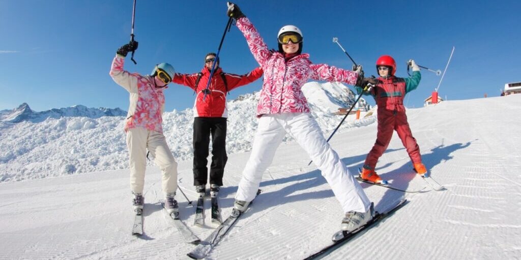 Ski famille en vacances d'hiver dans les alpes avec neige et ciel bleu, France