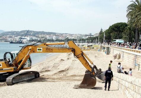 travaux de ré-ensablement des plages de la croisette pendant les vacances,alors la police dégage les touristes des plages publiques