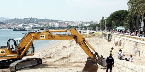 travaux de ré-ensablement des plages de la croisette pendant les vacances,alors la police dégage les touristes des plages publiques