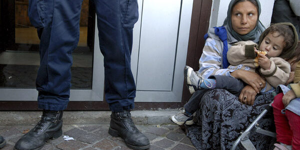 Saint Denis le  31 octobre 2007 environ 300  roms migrants, pour la plupart originaires de Roumanie,  manifestent  contre les expulsions forcées
et pour le droit au travail. Une femme, assise devant la sous préfecture, attend le retour de la délégation de roms reçue par le sous préfet.  © Eric Roset