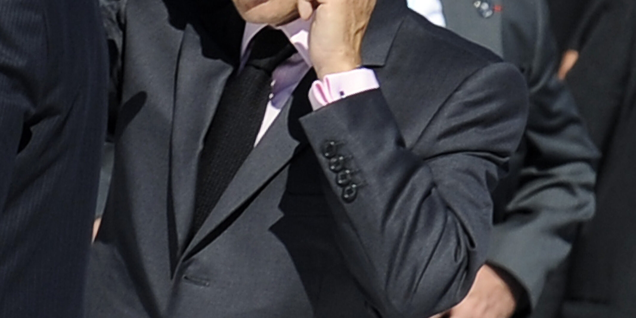 20090709-L'AQUILA-POL: G8: TUTTI LEADER A COPPITO, VERTICE L'AQUILA. Il  Presidente francese, Nicolas Sarkozy, arriva alla Main Conference mentre parla al telefono, per la riunione del G8, G5 e Egitto  oggi 09 luglio 2009, nel secondo giorno del vertice G8 all'Aquila. ANSA/MAURIZIO BRAMBATTI/on
